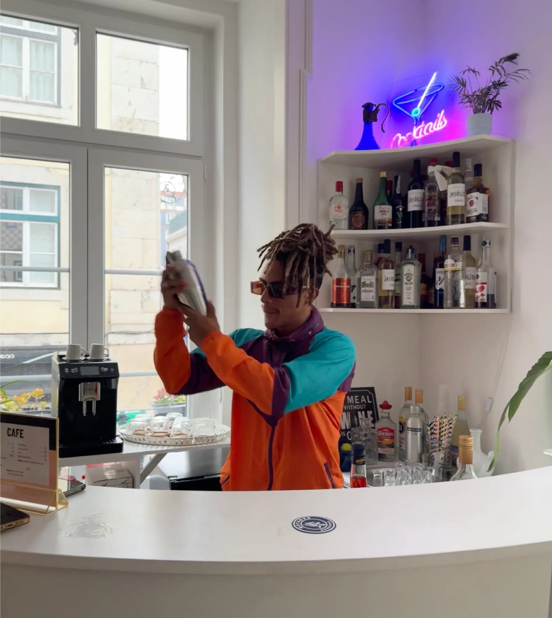 Lisbon Lounge Hostel — Sala Bar
